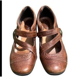 Clarks Kessa Womens 8.5 Brown Mary Jane Cross Strap Button‎ Detail Shoe Comfort